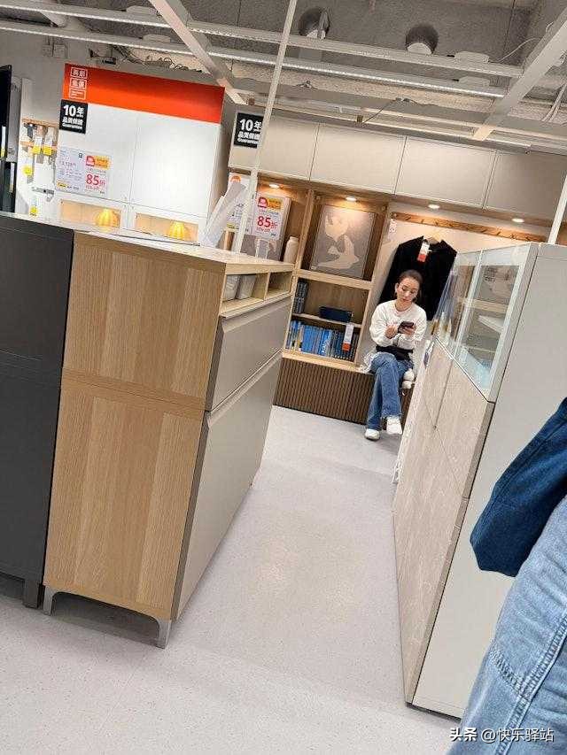 郭富城和老婆方媛看傢具，夫妻打扮素雅，牽手同行相當甜蜜