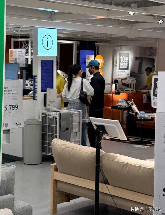郭富城和老婆方媛看傢具，夫妻打扮素雅，牽手同行相當甜蜜