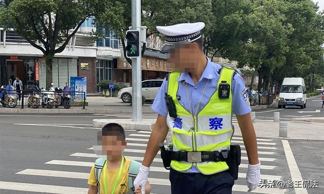 帶女兒搭高鐵！爸爸抱著她「進廁所半小時不出來」乘客察覺有異　乘務員一破門「眼前景象讓人震怒」