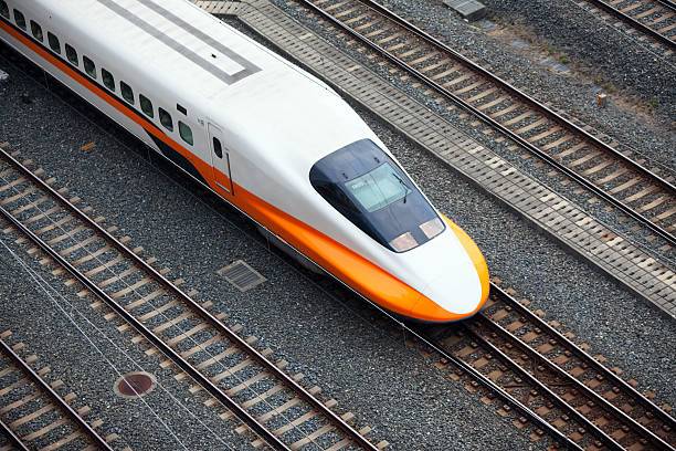 帶女兒搭區間車！爸爸抱著她「進廁所半小時不出來」乘客察覺有異 乘務員一破門「眼前景象讓人震怒」