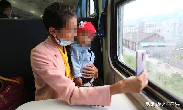 帶女兒搭區間車！爸爸抱著她「進廁所半小時不出來」乘客察覺有異 乘務員一破門「眼前景象讓人震怒」