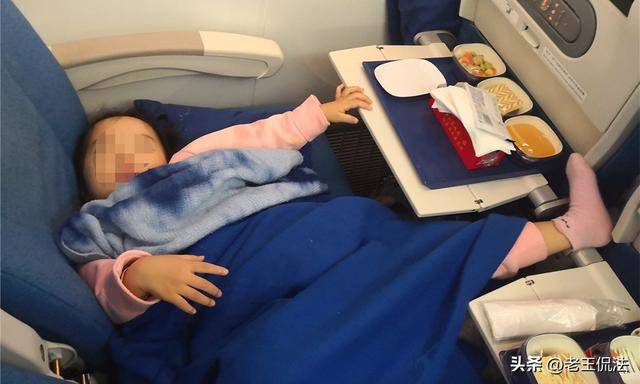帶女兒搭區間車！爸爸抱著她「進廁所半小時不出來」乘客察覺有異 乘務員一破門「眼前景象讓人震怒」