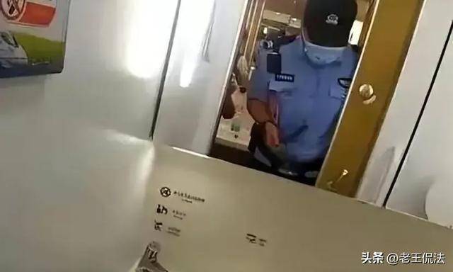 帶女兒搭區間車！爸爸抱著她「進廁所半小時不出來」乘客察覺有異 乘務員一破門「眼前景象讓人震怒」