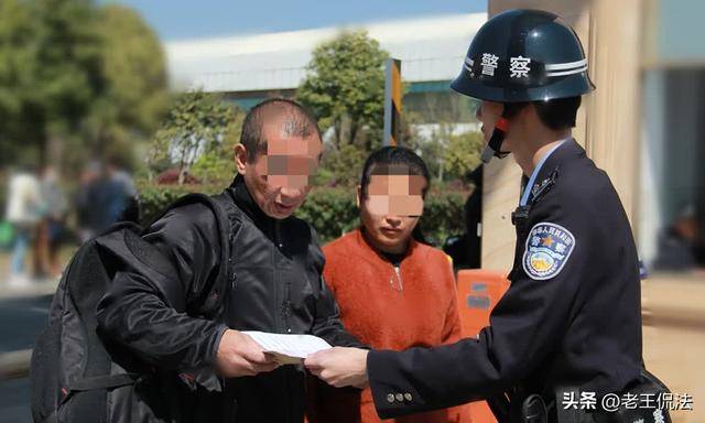 帶女兒搭區間車！爸爸抱著她「進廁所半小時不出來」乘客察覺有異 乘務員一破門「眼前景象讓人震怒」