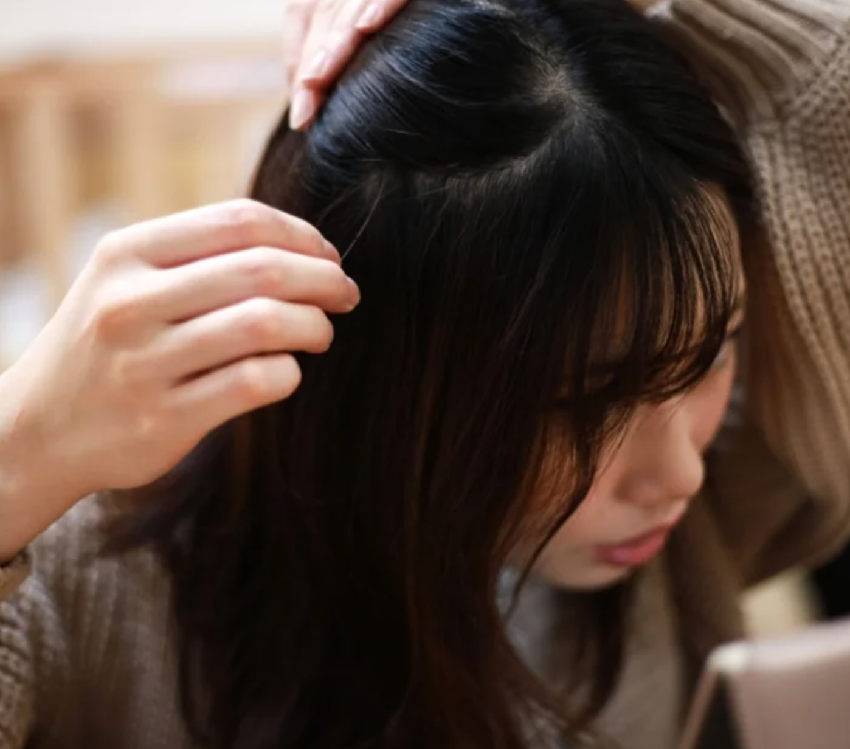 25歲女子腹痛緊急送醫！開刀「取出1公斤黑球」　醫曝「真實病因」傻眼了：整個胃都堵住...
