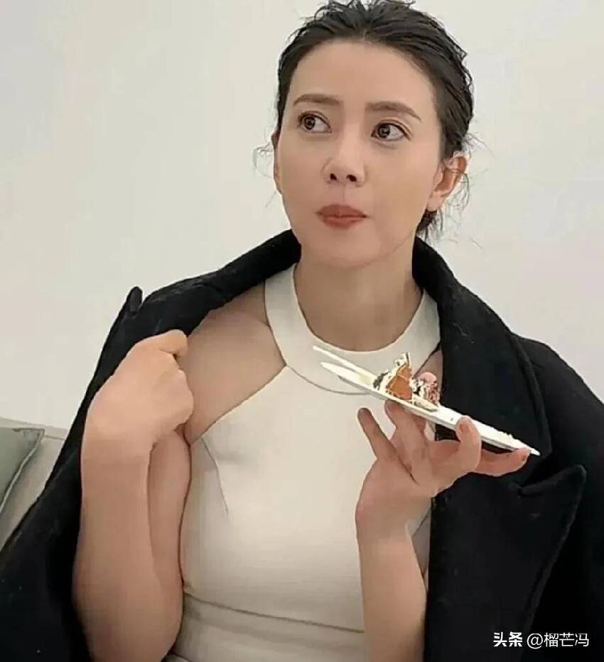 45歲高圓圓吃工作餐被拍,穿緊身裙胖不少,身材圓潤卻美得有韻味