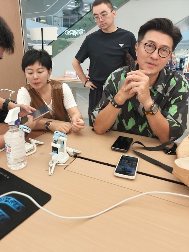 香港男星現身廣東中山!被網友嘲笑已經過氣,63歲再婚娶東北姑娘
