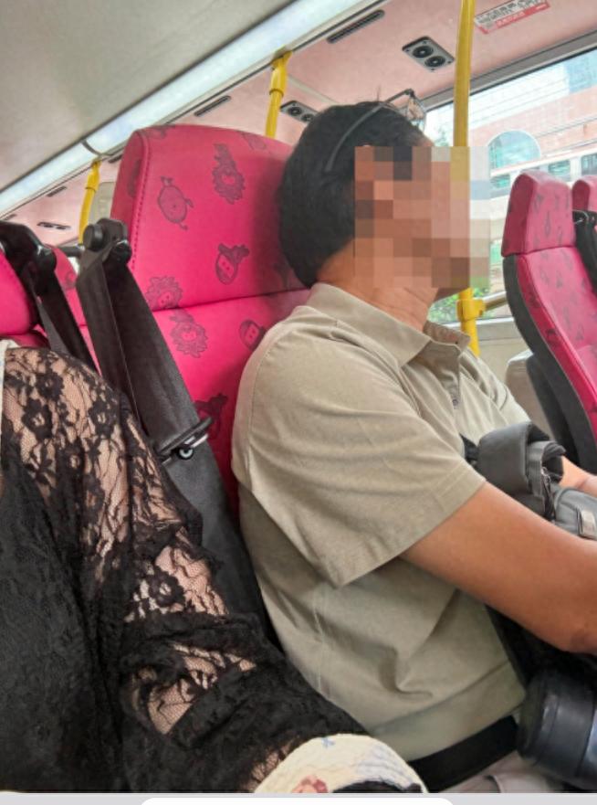 香港女團成員在巴士上大腿被「咸豬手」摸到紅腫過敏,非禮經歷髮網上反被人挑刺「穿雞衫」,Maho全程強硬回懟曬全身照自證清白