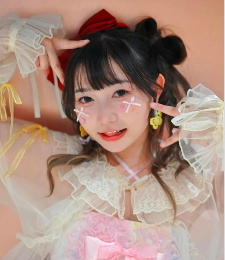 香港女團成員在巴士上大腿被「咸豬手」摸到紅腫過敏,非禮經歷髮網上反被人挑刺「穿雞衫」,Maho全程強硬回懟曬全身照自證清白
