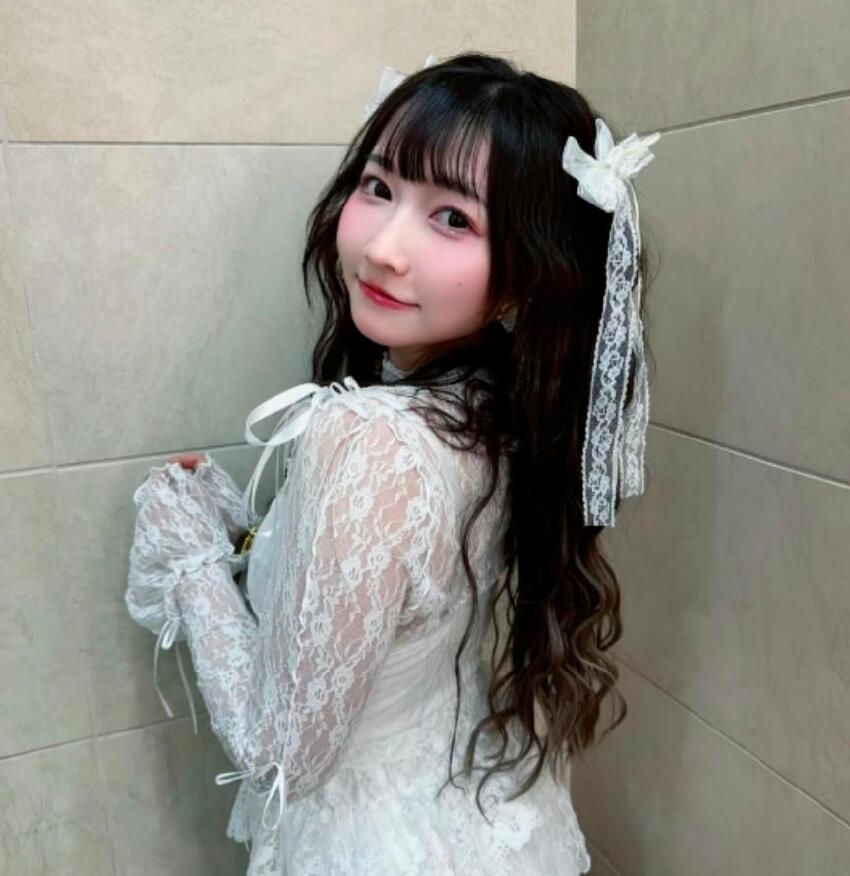 香港女團成員在巴士上大腿被「咸豬手」摸到紅腫過敏,非禮經歷髮網上反被人挑刺「穿雞衫」,Maho全程強硬回懟曬全身照自證清白