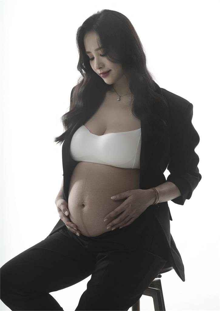 前FHM百大美女臉書消失1年多「突然更新」了！36歲這年成2寶媽