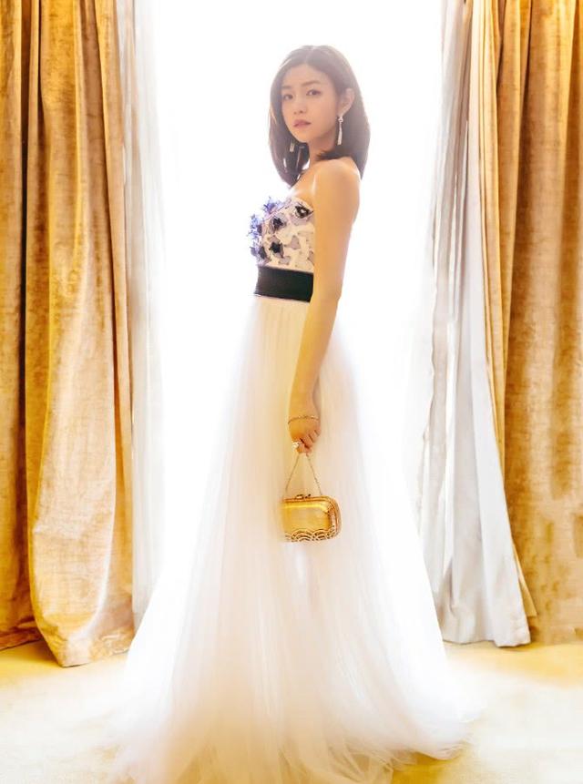 陳妍希穿「白T＋皮裙」現身清新似少女，「綁帶腿」才是重點，陳曉表情愛意滿滿