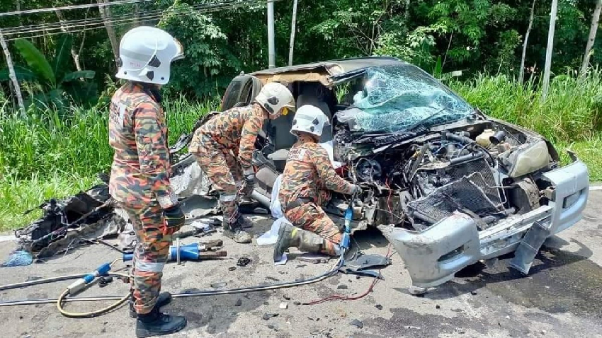 猛撞10噸羅厘 轎車盡毀 1死1重傷