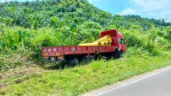 猛撞10噸羅厘 轎車盡毀 1死1重傷