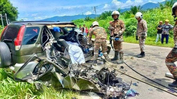 猛撞10噸羅厘 轎車盡毀 1死1重傷