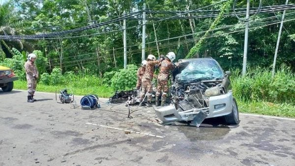 猛撞10噸羅厘 轎車盡毀 1死1重傷