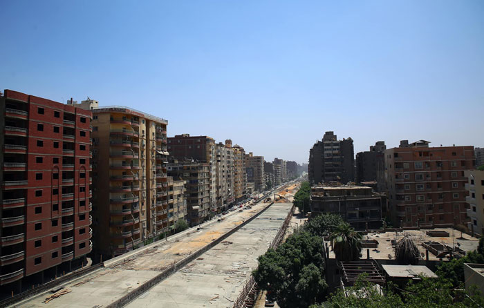要怎麼住人！埃及高速公路「離住家緊臨50公分」惹熱議　官方承認「我們是故意的」保證很安全
