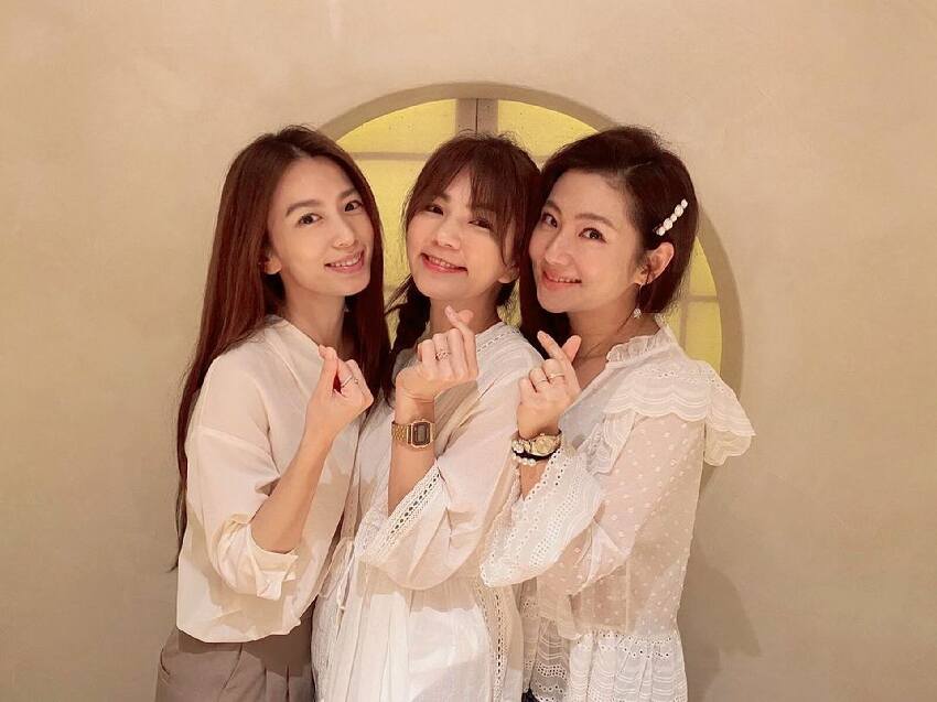 有錢的女人就是自信！44歲任家萱出門被拍「穿著隨意」身材富態，網讚：不用取悅男人真好