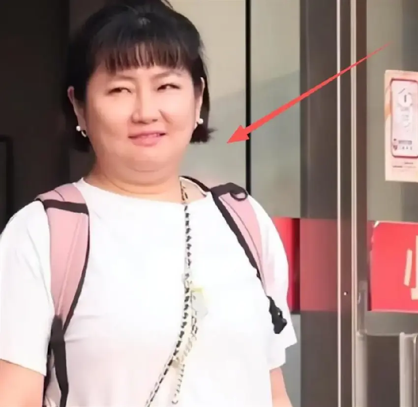 有錢的女人就是自信！44歲任家萱出門被拍「穿著隨意」身材富態，網讚：不用取悅男人真好