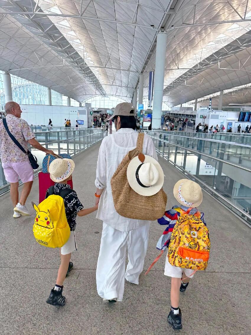 胡杏兒一家五口出遊度假，畫面溫馨有愛，三個兒子一個比一個帥氣