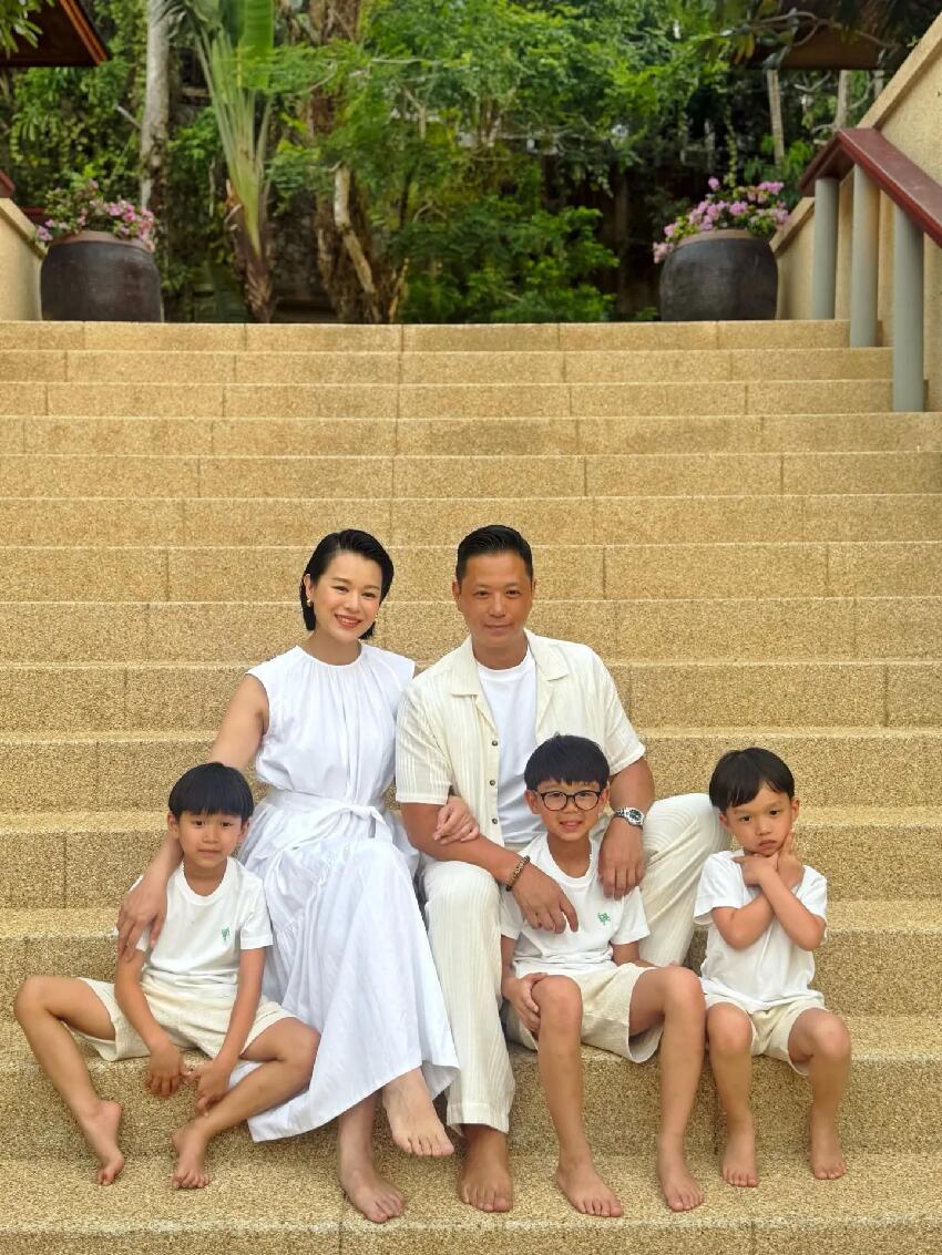 胡杏兒一家五口出遊度假，畫面溫馨有愛，三個兒子一個比一個帥氣