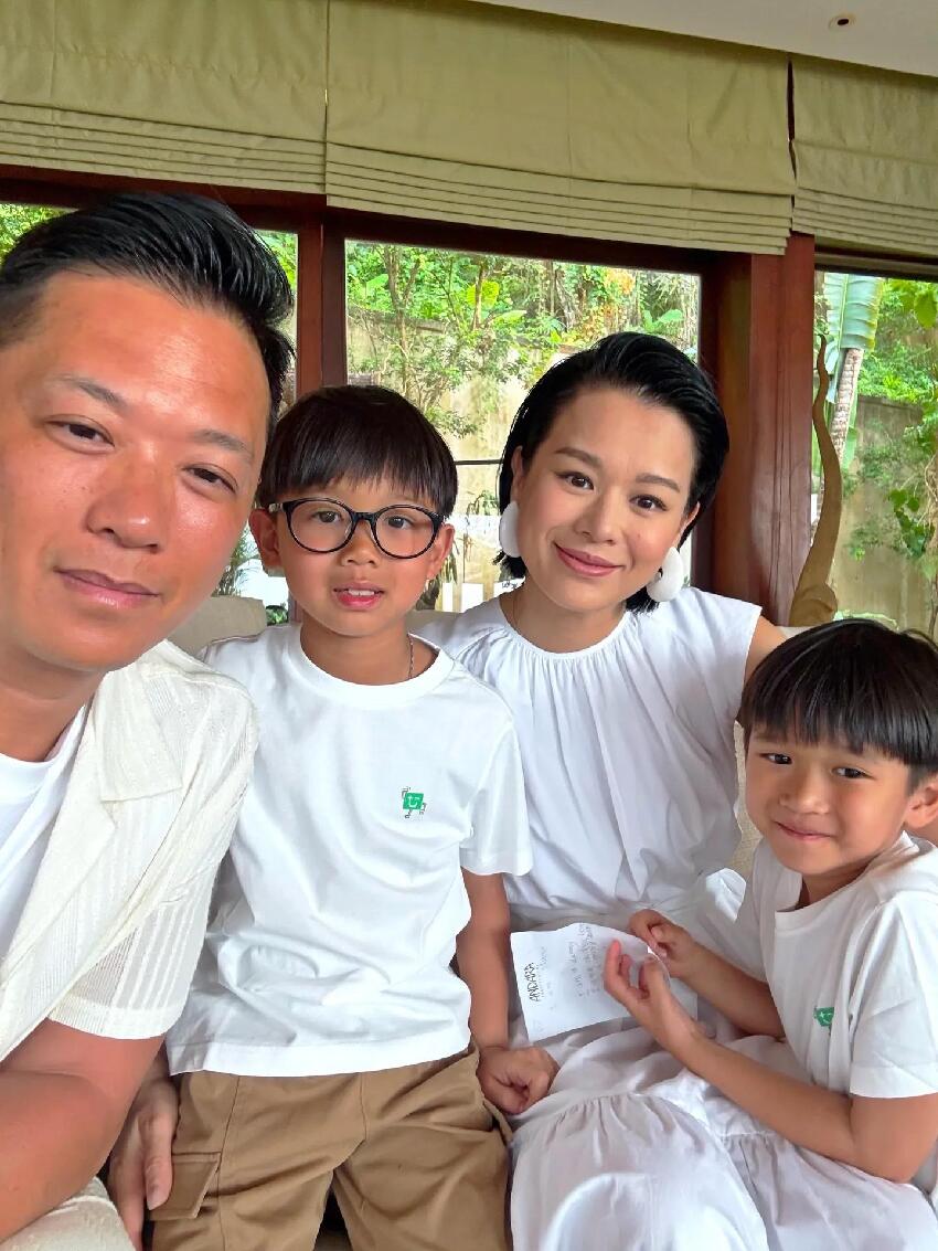 胡杏兒一家五口出遊度假，畫面溫馨有愛，三個兒子一個比一個帥氣