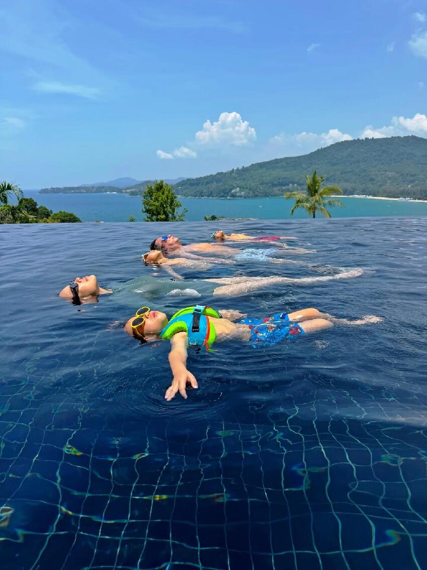 胡杏兒一家五口出遊度假，畫面溫馨有愛，三個兒子一個比一個帥氣
