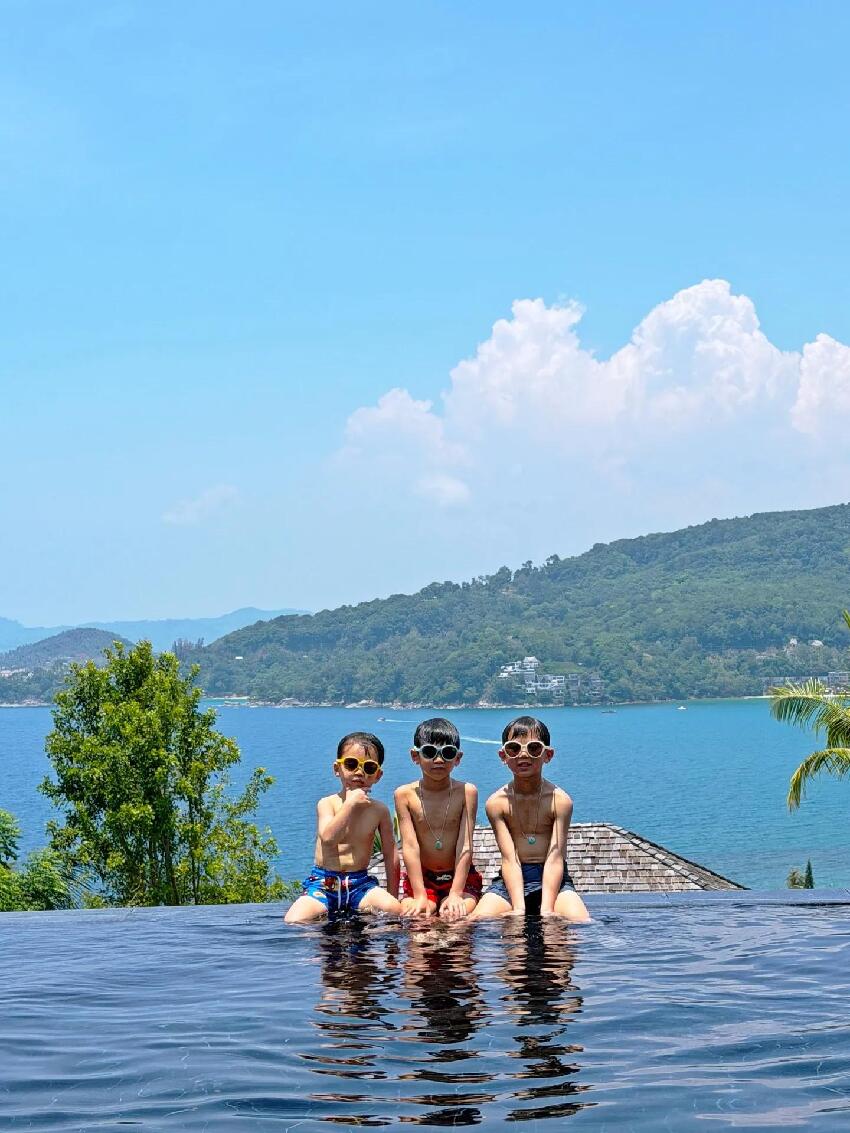 胡杏兒一家五口出遊度假，畫面溫馨有愛，三個兒子一個比一個帥氣