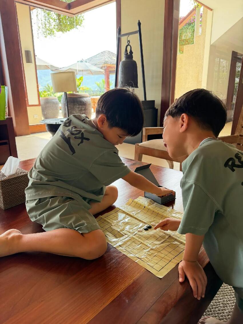 胡杏兒一家五口出遊度假，畫面溫馨有愛，三個兒子一個比一個帥氣