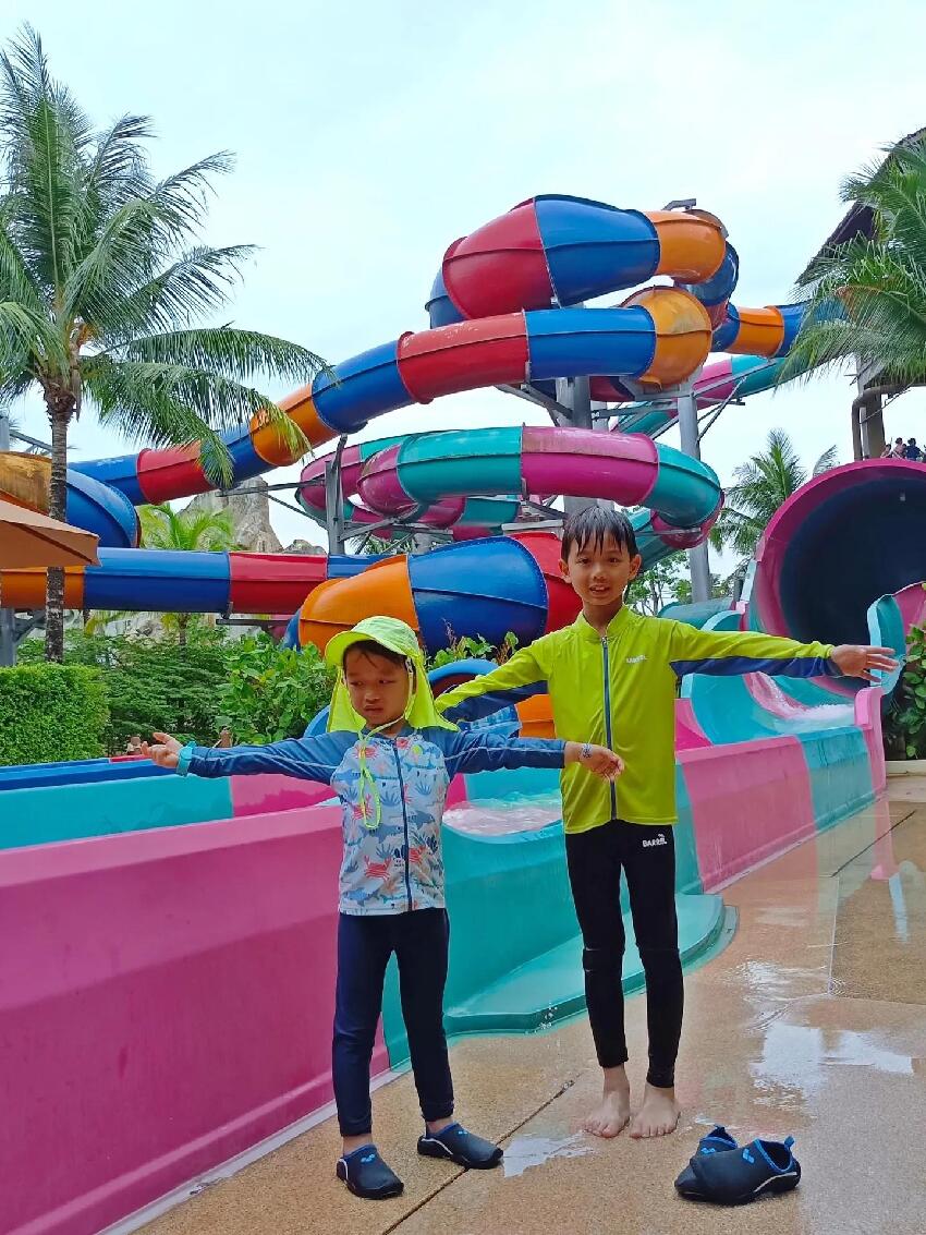 胡杏兒一家五口出遊度假，畫面溫馨有愛，三個兒子一個比一個帥氣