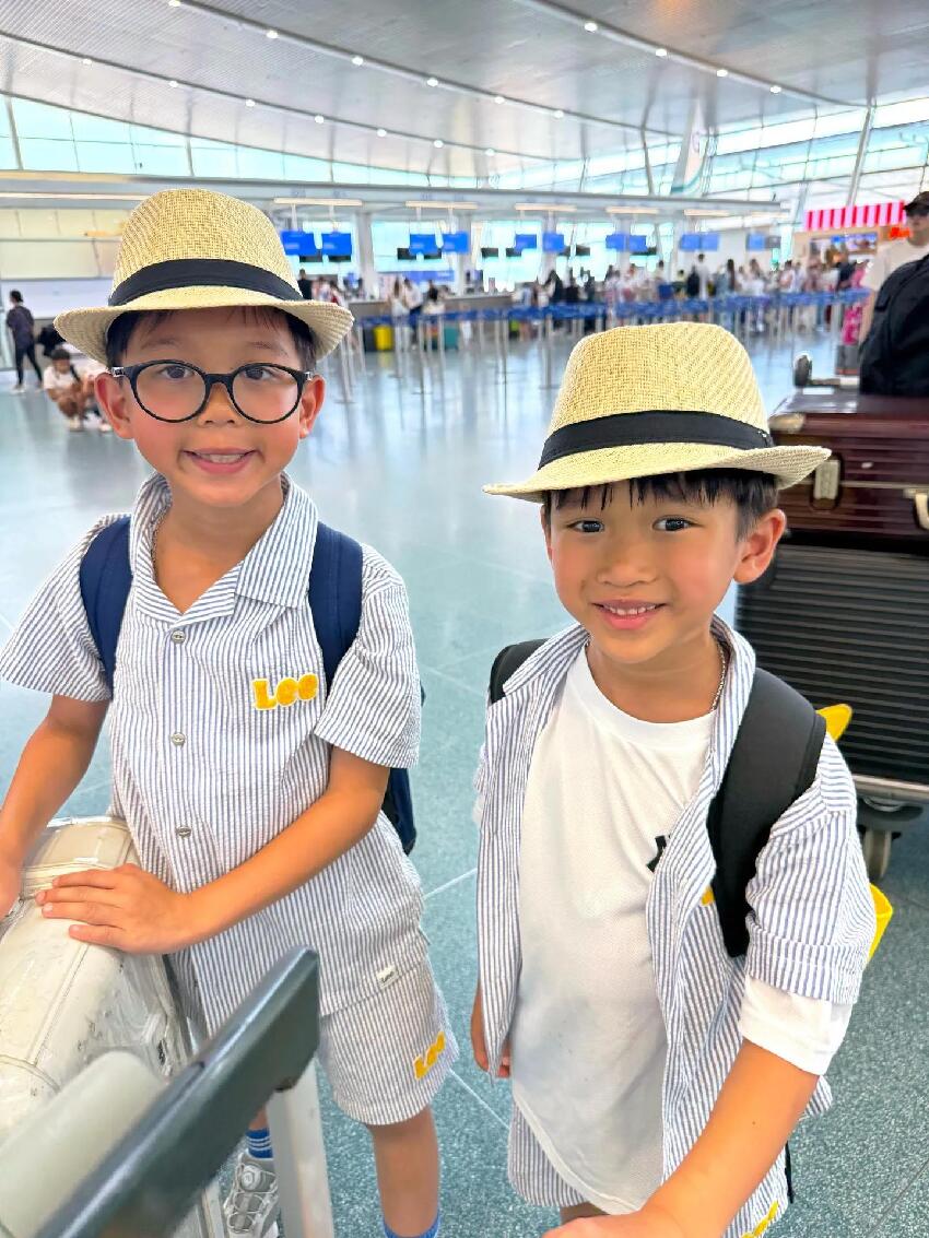 胡杏兒一家五口出遊度假，畫面溫馨有愛，三個兒子一個比一個帥氣