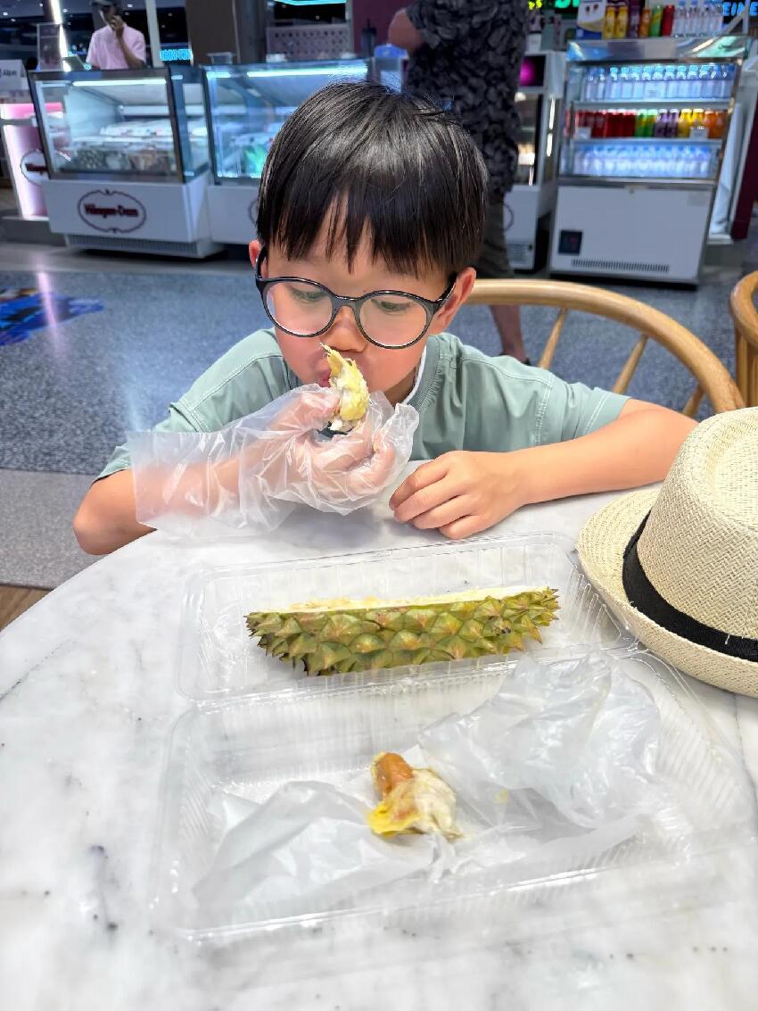 胡杏兒一家五口出遊度假，畫面溫馨有愛，三個兒子一個比一個帥氣