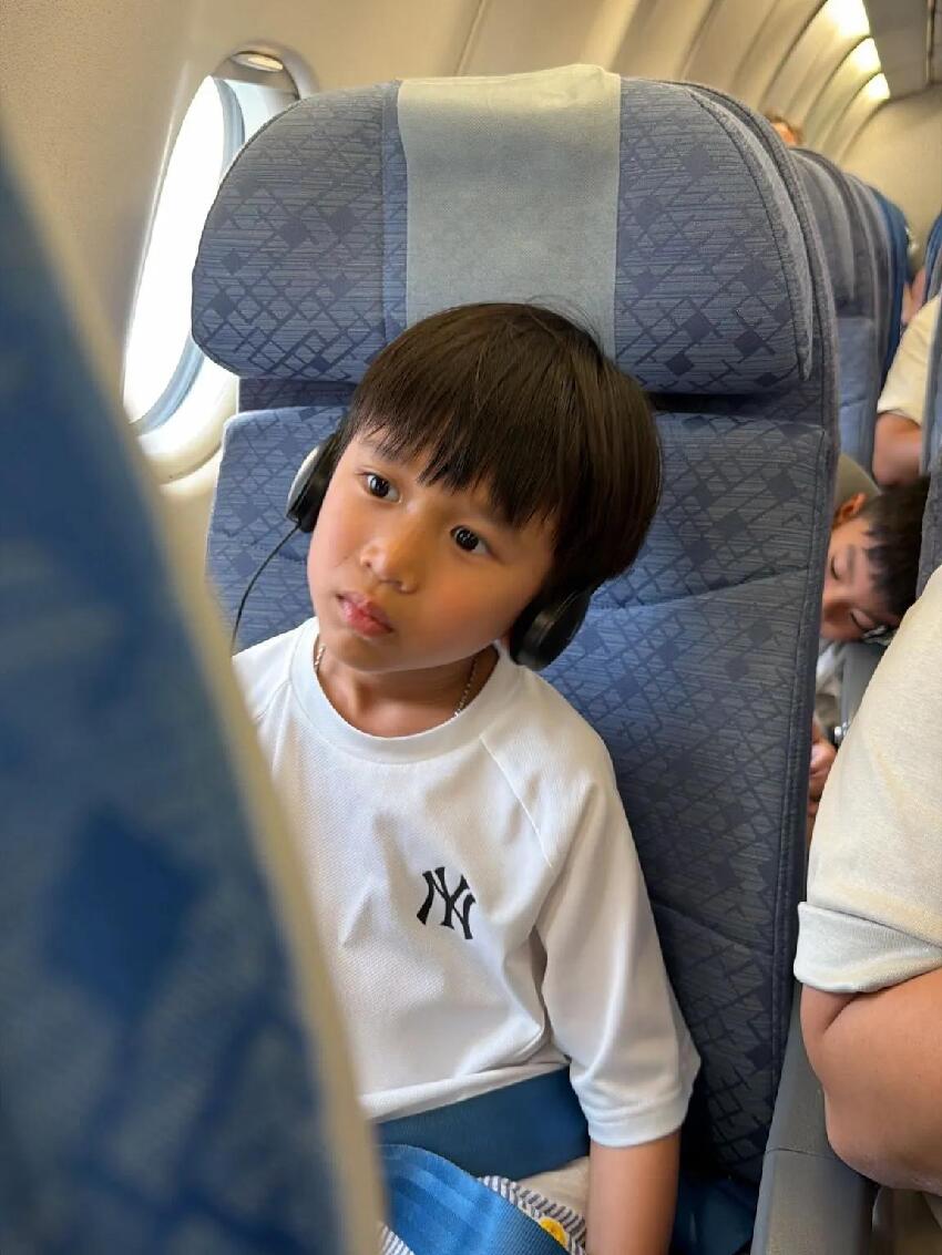 胡杏兒一家五口出遊度假，畫面溫馨有愛，三個兒子一個比一個帥氣