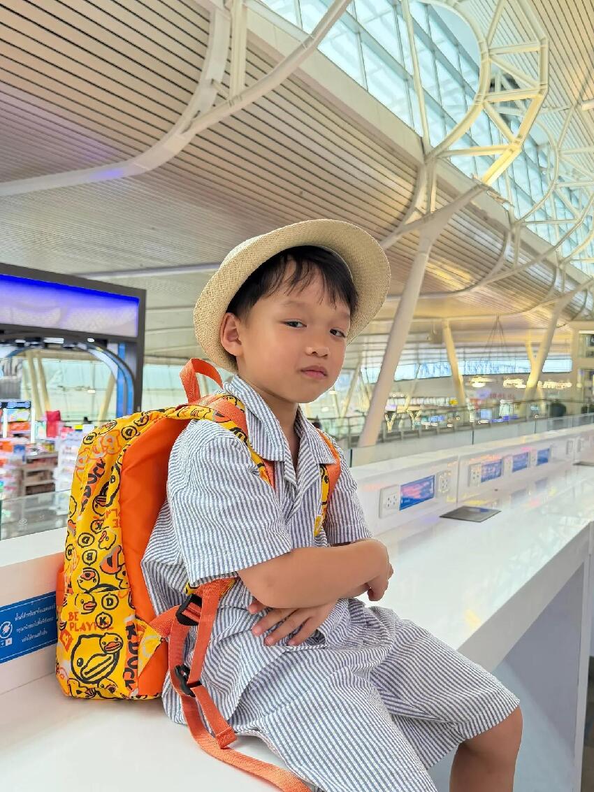 胡杏兒一家五口出遊度假，畫面溫馨有愛，三個兒子一個比一個帥氣