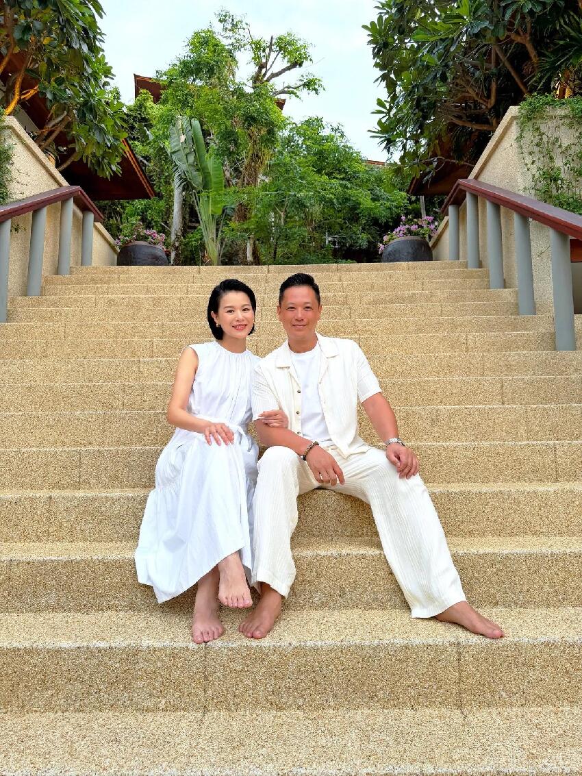 胡杏兒一家五口出遊度假，畫面溫馨有愛，三個兒子一個比一個帥氣