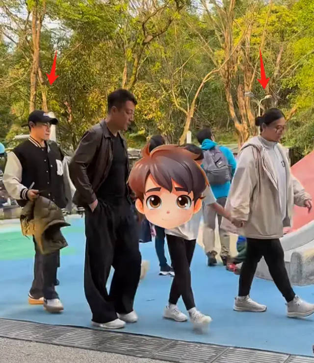 汪小菲帶兒子台北逛公園被偶遇,兩人牽手很親密,S媽暗諷前女婿