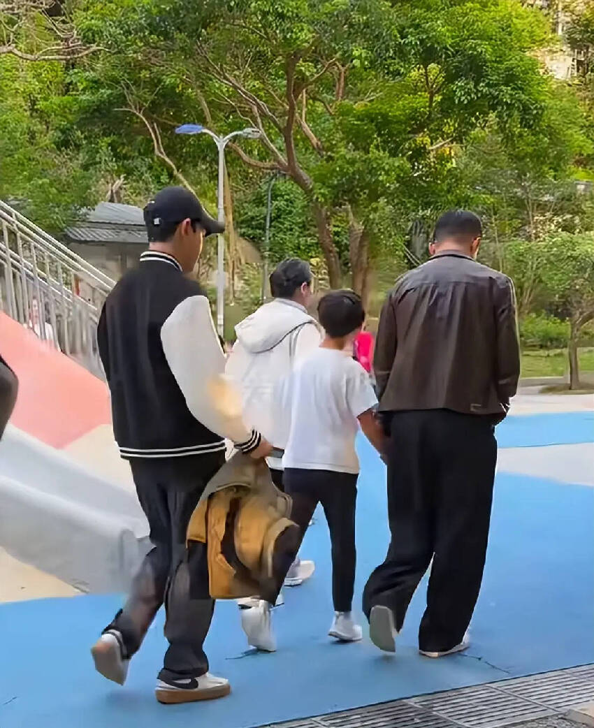 汪小菲帶兒子台北逛公園被偶遇,兩人牽手很親密,S媽暗諷前女婿