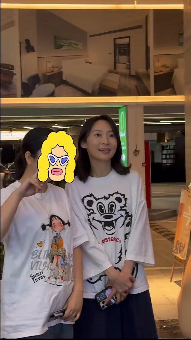 周家怡素顏現身內地,獲讚滿滿少女感,被老闆稱為英皇一姐