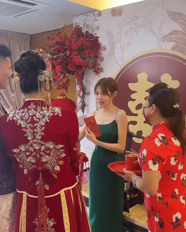 大馬女神林明禎見證三弟結婚！喜極而泣飲弟媳茶，林母美貌真驚艷