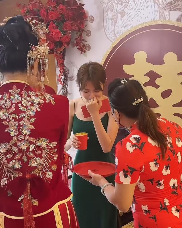 大馬女神林明禎見證三弟結婚！喜極而泣飲弟媳茶，林母美貌真驚艷