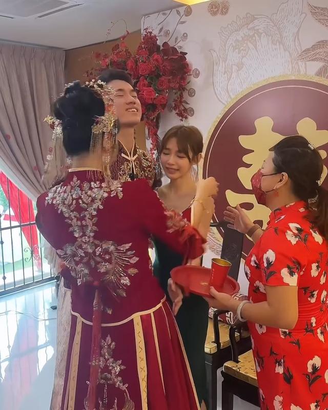 大馬女神林明禎見證三弟結婚！喜極而泣飲弟媳茶，林母美貌真驚艷