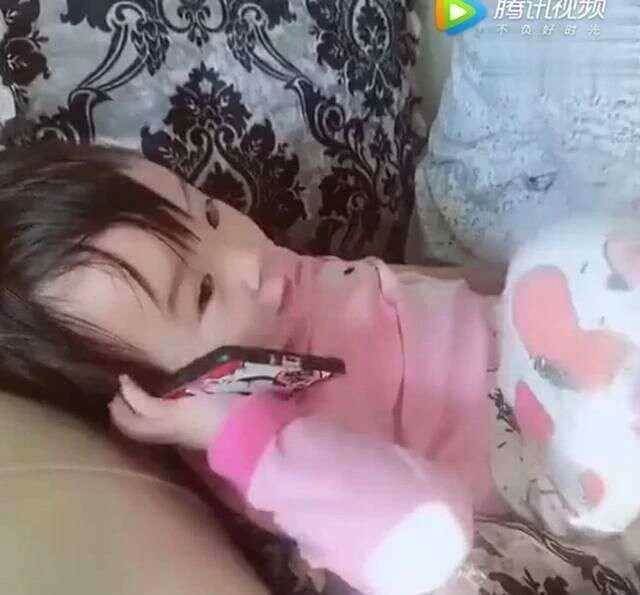 女兒模仿媽媽,對著電話喊「老公」,接下來讓媽媽笑岔氣