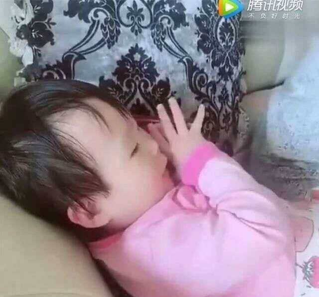 女兒模仿媽媽,對著電話喊「老公」,接下來讓媽媽笑岔氣
