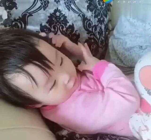 女兒模仿媽媽,對著電話喊「老公」,接下來讓媽媽笑岔氣