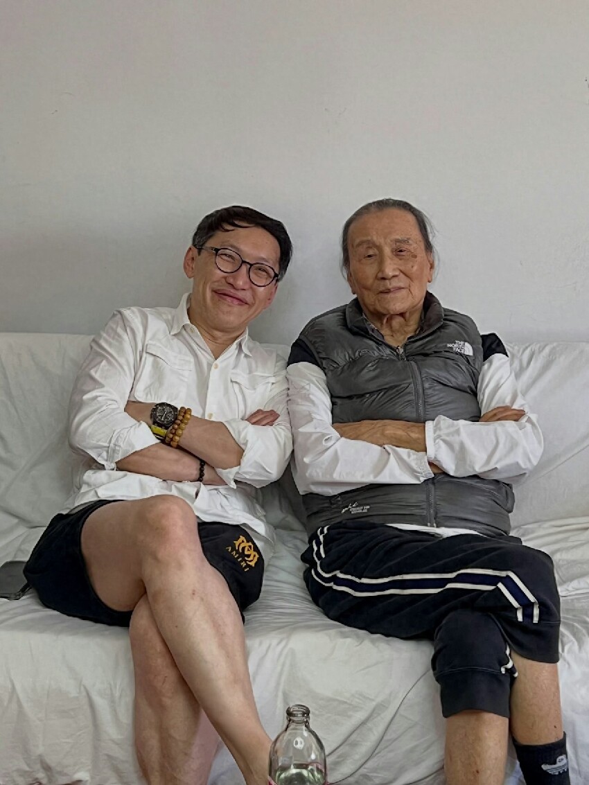 謝賢晚年居家照曝光，不戴墨鏡樣子和藹慈祥，親友輪流來豪宅探望