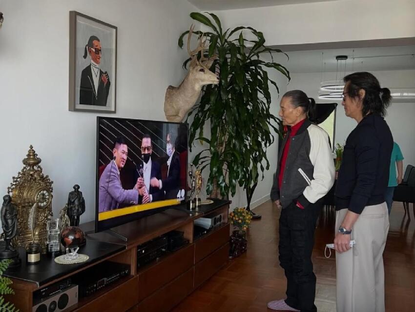謝賢晚年居家照曝光，不戴墨鏡樣子和藹慈祥，親友輪流來豪宅探望