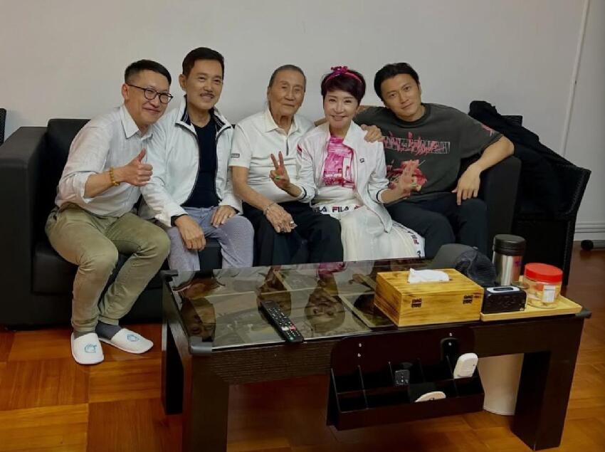 謝賢晚年居家照曝光，不戴墨鏡樣子和藹慈祥，親友輪流來豪宅探望