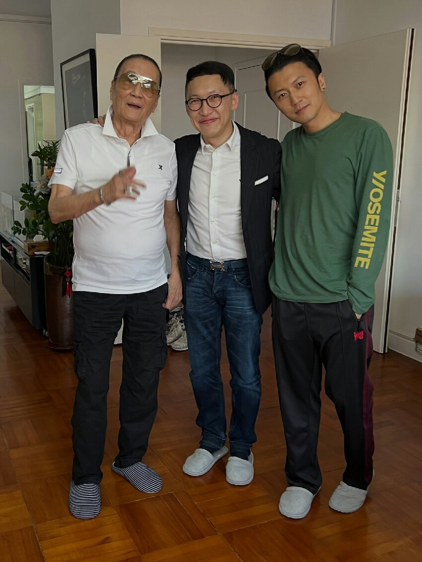 謝賢晚年居家照曝光，不戴墨鏡樣子和藹慈祥，親友輪流來豪宅探望
