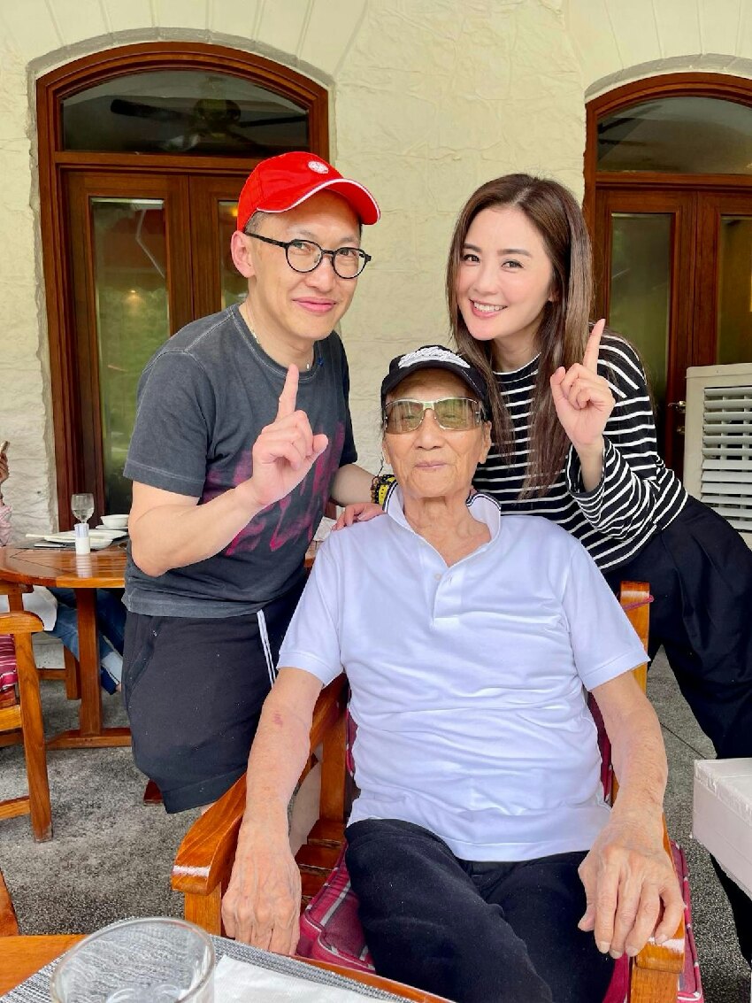 謝賢晚年居家照曝光，不戴墨鏡樣子和藹慈祥，親友輪流來豪宅探望