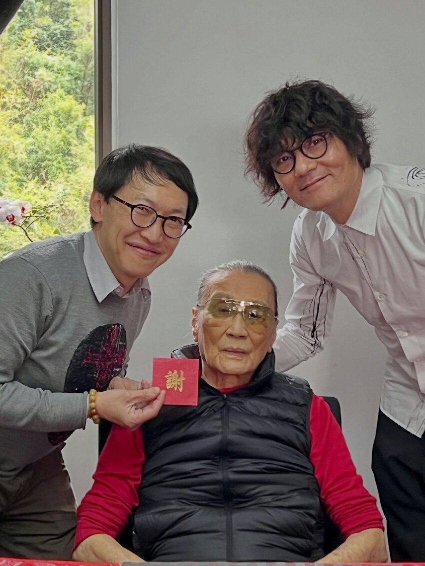 謝賢晚年居家照曝光，不戴墨鏡樣子和藹慈祥，親友輪流來豪宅探望
